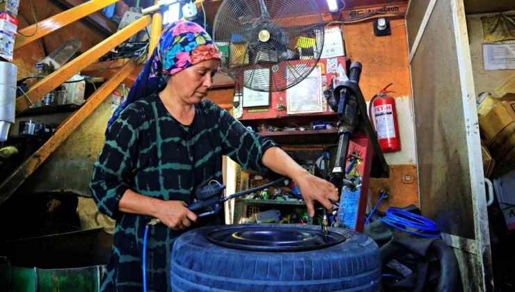 Antalya’da Kadın Lastik Tamircisi Şaşkınlık Yaratıyor